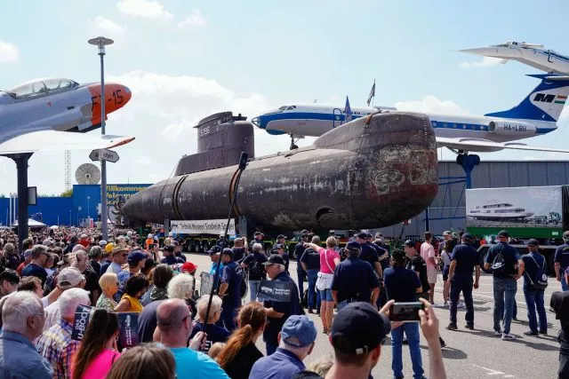 Zuschauer verfolgen, wie das Marine-U-Boot U17 in Sinsheim ankommt.