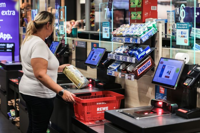 Die Supermarktkette Rewe setzt künftig noch stärker auf Selbstbedienungskassen.