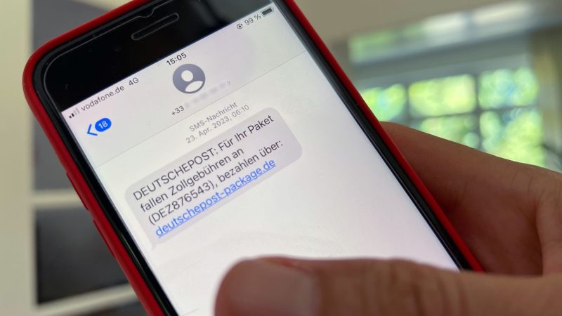 In einer Betrugs-SMS fordert ein Krimineller dazu auf, einen Link anzuklicken, über den man seine persönlichen Daten eingeben soll. Mit dieser Masche versuchen die Kriminellen, Daten abzugreifen, mit denen sie später Geld abzocken wollen.