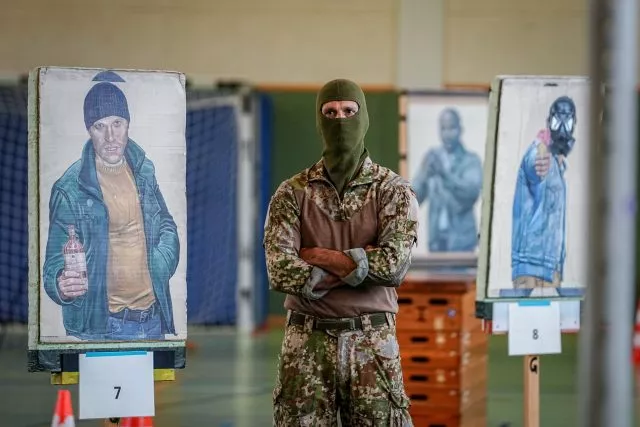 «Unser Zielbild ist der stille Profi»: Oberleutnant Andi beobachtet die Bewerber.