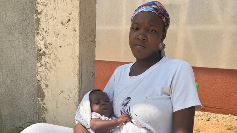 Die alleinstehende Mutter Madalena Zongo kann ihren einen Monat alten Sohn Gabriel nicht registrieren lassen, da sie selbst keine Geburtsurkunde besitzt. Dem Kind sind damit viele Zukunftsperspektiven verbaut.