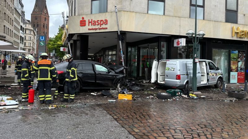 Am Jungfernstieg in der Hamburger Innenstadt ist ein Auto in eine Bankfiliale gefahren.