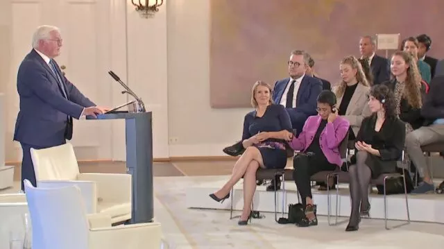 Bundespräsident Frank-Walter Steinmeier am 10. Juli 2024 vor den Diskutanten des Forums Bellevue „Digitale Öffentlichkeit – brauchen wir eine neue Aufklärung?“. In der ersten Reihe (v.l.):Moderatorin Helene Bubrowski, die Journalistin und Friedensnobelpreisträgerin Maria Ressa, Meredith Whittaker, Präsidentin der Stiftung des Messengerdienstes Signal.