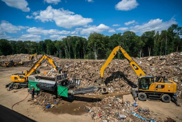 Müllberge auf einer provisorischen Deponie in Niederzissen nach dem Hochwasser der Ahr im Juni 2021
