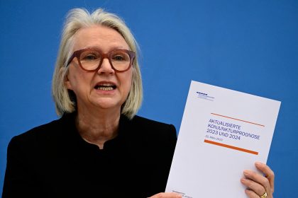 Regierungsinitiative zur Mehrarbeit stößt auf Kritik