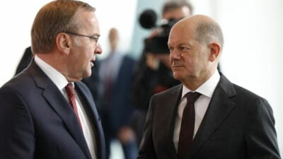 Der erste prominente SPD-Politiker stellt Scholz-Kanzlerkandidatur öffentlich infrage