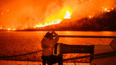 Mehr als 25.000 Menschen müssen vor Waldbrand fliehen