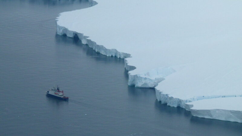 Der deutsche Forschungseisbrecher „Polarstern“ in der Bucht von Pine Island, Antarktis.