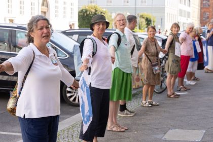 Friedenskette zwischen ukrainischer und russischer Botschaft – Willy Brandts Sohn unterstützt