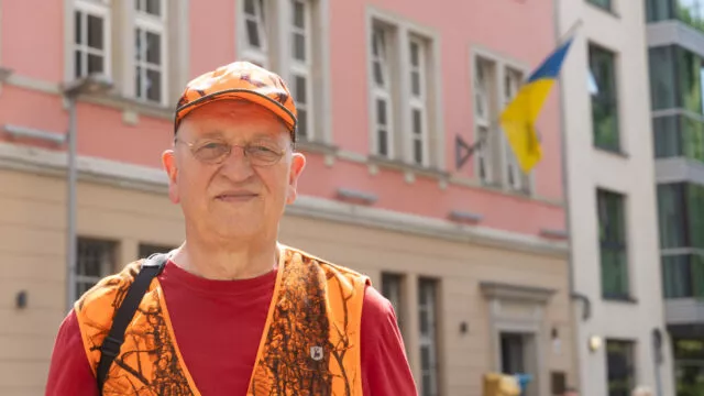 Berlin, Menschenkette zwischen der russischen und der ukrainischen Botschaft, am 20. Juli 2024. Hier der Mitorganisator Bernd Gutte vor der ukrainischen Botschaft. Foto: Matthias Kehrein/Epoch Times