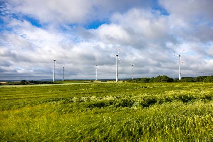 Kleinflugzeug kollidiert mit Windrad – Eine Tote und ein Schwerverletzter