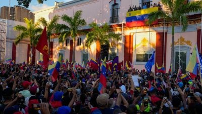 Präsident Nicolas Maduro gestikuliert auf einem Balkon des Präsidentenpalastes in Caracas.