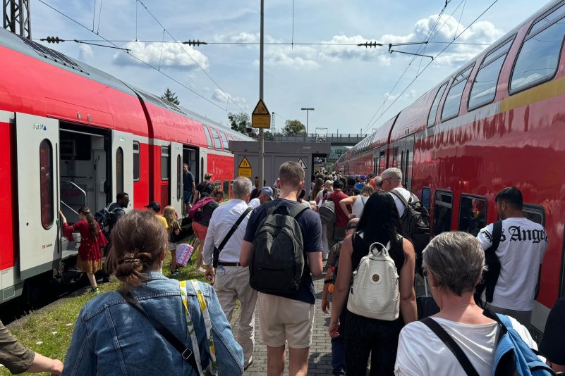 Für die gestrandeten Bahnreisenden wurde stellenweise Schienenersatzverkehr eingerichtet.