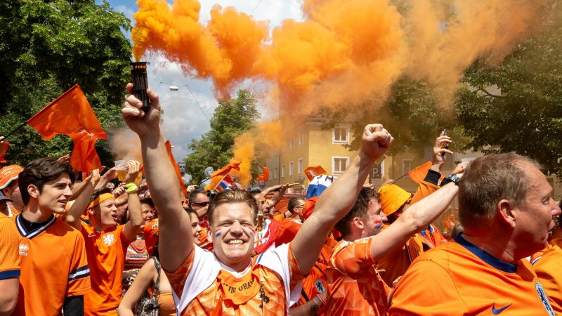 Fanwalk in München: Holländische Fußballfans auf dem Weg durch den Olympiapark zum Achtelfinalspiel der Fußball-EM gegen Rumänien