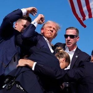 Sprecher: Trump geht es nach Attacke „gut“ – Schütze getötet
