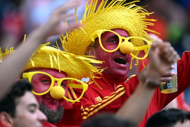 Spanische Fans feiern vor dem Halbfinale in München