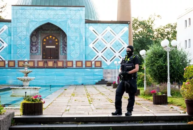 Polizist vor der Blauen Moschee