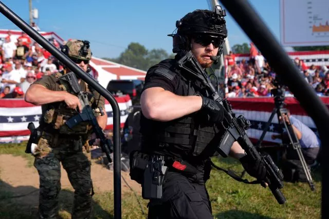 Agenten des US-Geheimdienstes Secret Service sichern eine Bühne während einer Wahlkampfveranstaltung, auf der der US-Präsidentschaftskandidat Donald Trump angeschossen wurde.