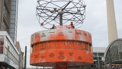 Klimaaktivisten hatten am 17. Oktober 2023 die Weltzeituhr in Berlin mit oranger Farbe besprüht (Archivbild).