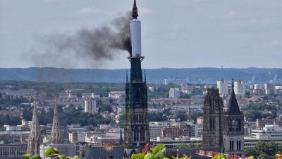 Feuer am Spitzturm der gotischen Kathedrale im französischen Rouen