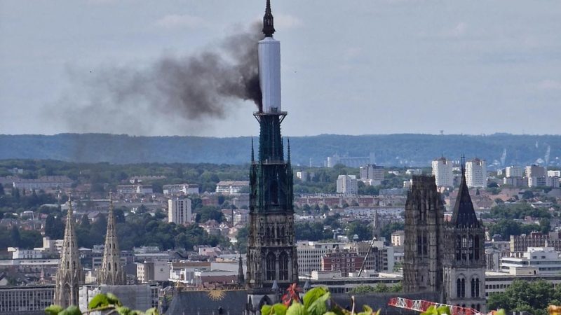 Der Turm der Kathedrale von Rouen steht in Flammen.