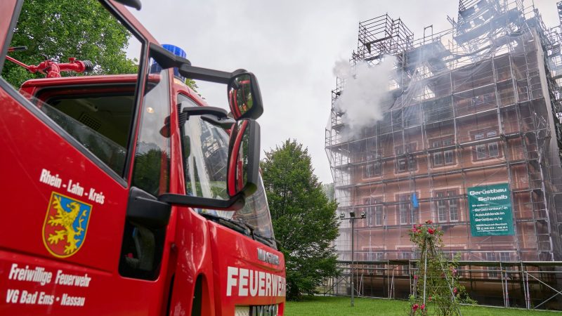 Seit dem frühen Morgen sind die Feuerwehrkräfte an dem historischen Gebäude im Einsatz.