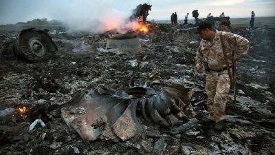 Menschen gehen am 17. Juli 2014 zwischen den Trümmern des abgestürzten Passagierflugzeugs in der Nähe des Dorfes Grabovo in der Ukraine umher. (Archivbild)