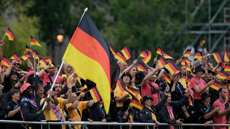 Das deutsche Team war bei der Zeremonie auf der Seine auf dem dritten Boot unterwegs.