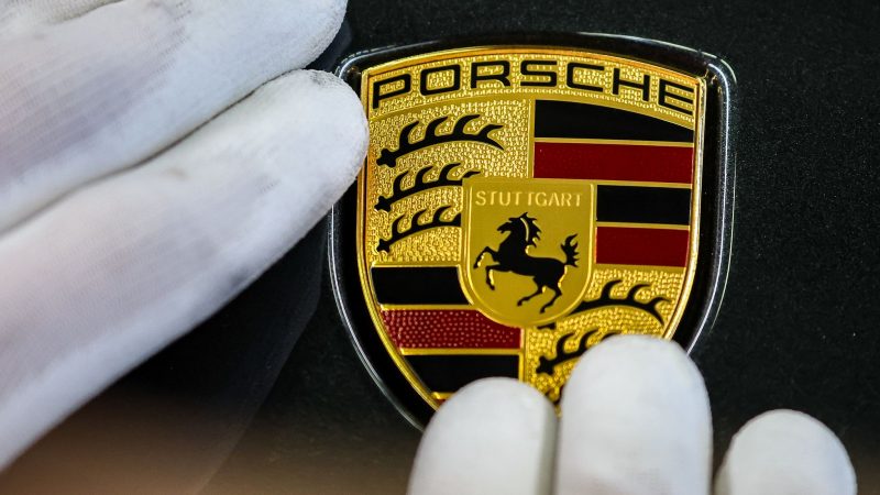 Trotz des besseren Laufs im zweiten Jahresviertel hat Porsche-Chef Oliver Blume die Jahresprognosen gesenkt. (Archivbild)