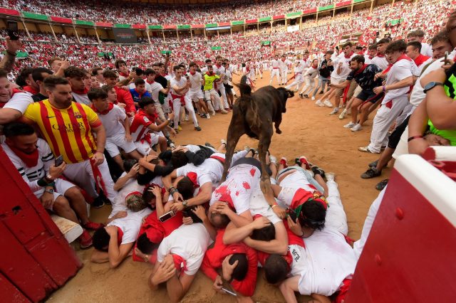 Junge Männer riskieren viel beim jährlichen Stiertreiben in Pamplona.