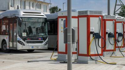 Hamburger Busflotte soll erst bis 2032 elektrifiziert sein