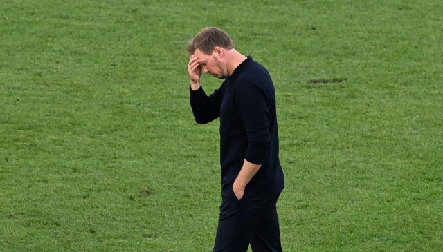 Enttäuscht geht Julian Nagelsmann nach dem verlorenen Viertelfinale gegen Spanien über das Spielfeld.