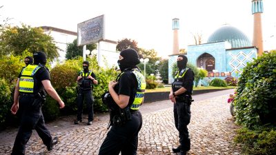 Am frühen Morgen durchsuchen dutzende Polizisten die Blaue Moschee in Hamburg