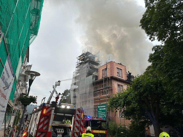 Fast 150 Feuerwehrleute rücken an, um den Brand eines historischen Gebäudes in Bad Ems zu löschen.