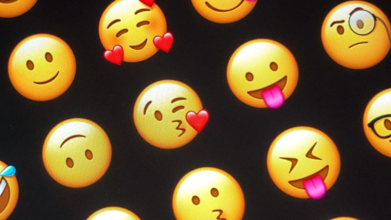 Fülle von Möglichkeiten: Emojis auf einem Smartphone (Archivbild)