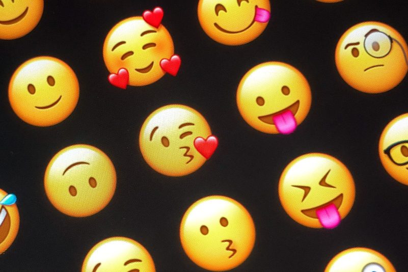 Fülle von Möglichkeiten: Emojis auf einem Smartphone (Archivbild)