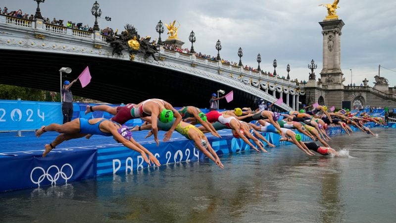 Triathletinnen in Paris springen tapfer ins trübe Wasser der Seine.