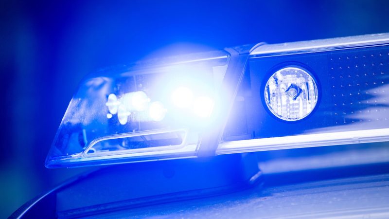 Ein Blaulicht leuchtet an einer Polizeistreife. In der Slowakei ist es zu einem Unglück mit zwei Toten gekommen.