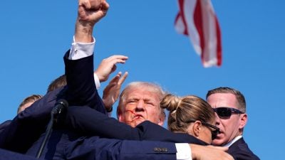 Donald Trump wird bei einer Wahlkampfveranstaltung in Butler, Pennsylvania, von Agenten des US-Geheimdienstes Secret Service umringt.