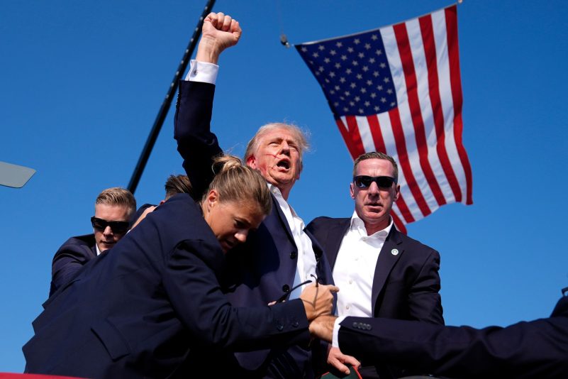 Unmittelbar nach dem Angriff reckt Trump aus dem Ring der Sicherheitsleute heraus seine Faust in die Höhe, schlägt sie dreimal nach vorne in die Luft, formt dazu nicht vernehmbar mit seinen Lippen ein Wort, das Anhänger später so interpretieren: «Kämpft!»