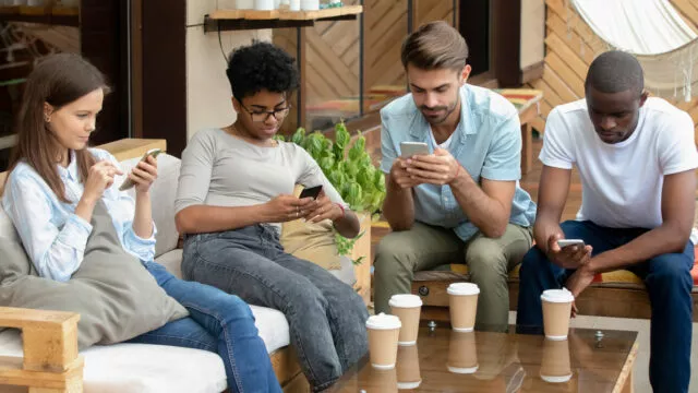 Smartphones statt echte Gespräche mit den Mitmenschen