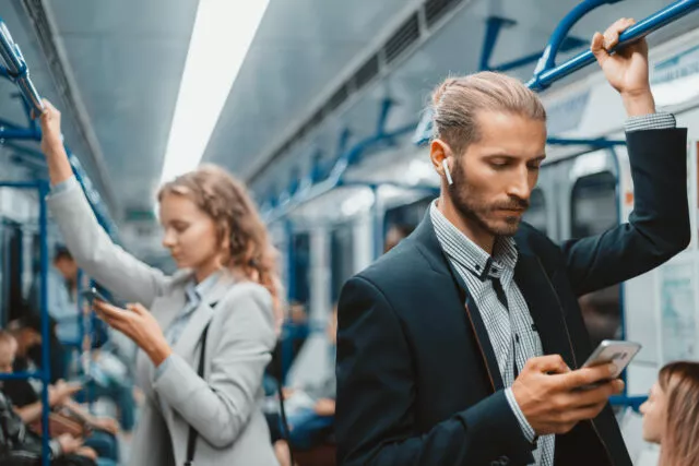 Smombies sind Menschen, die wie hypnotisiert von ihren Smartphones herumlaufen