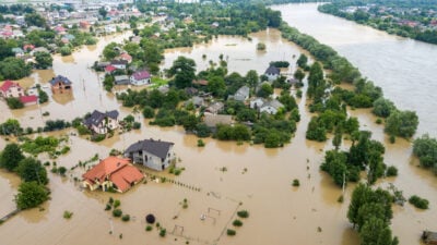 Hochwasser sind eine wiederkehrende Gefahr. In Deutschland schreibt der Gesetzgeber vor, wie Sie sich davor schützen müssen.