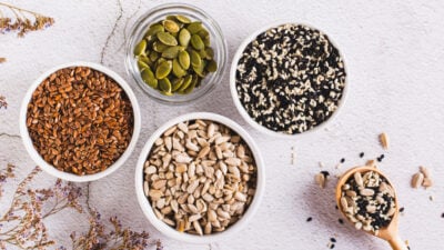 „Seed Cycling“: Hormongleichgewicht und eine schmerzfreie Periode durch Kerne und Samen