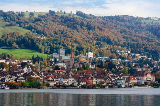 Die Schweizer Stadt Zug am Ufer des Zuger Sees. Foto: iStock/ sumnersgraphicsinc