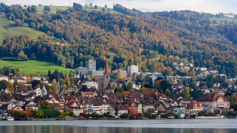 Die Schweizer Stadt Zug am Ufer des Zuger Sees. Foto: iStock/ sumnersgraphicsinc