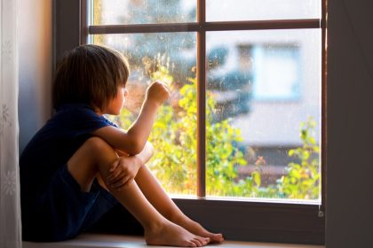 Selbstmord und Kriminalität: „Gesetzliche Inobhutnahme“ steigert Risiko für Kinder