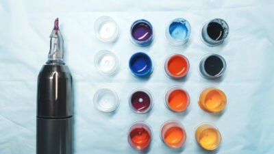 Gefährliche Tinte: Studie warnt vor Bakterien in Tätowier- und Permanent-Make-up-Farben