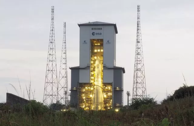 Die Rakete ist 56 Meter hoch und 540 Tonnen schwer.