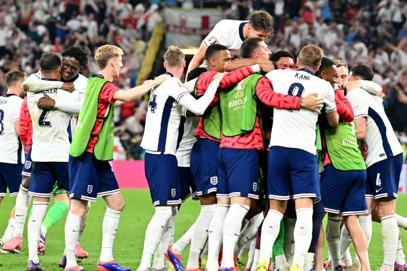 England setzte sich dank eines späten Treffers mit 2:1 gegen die Niederlande durch.